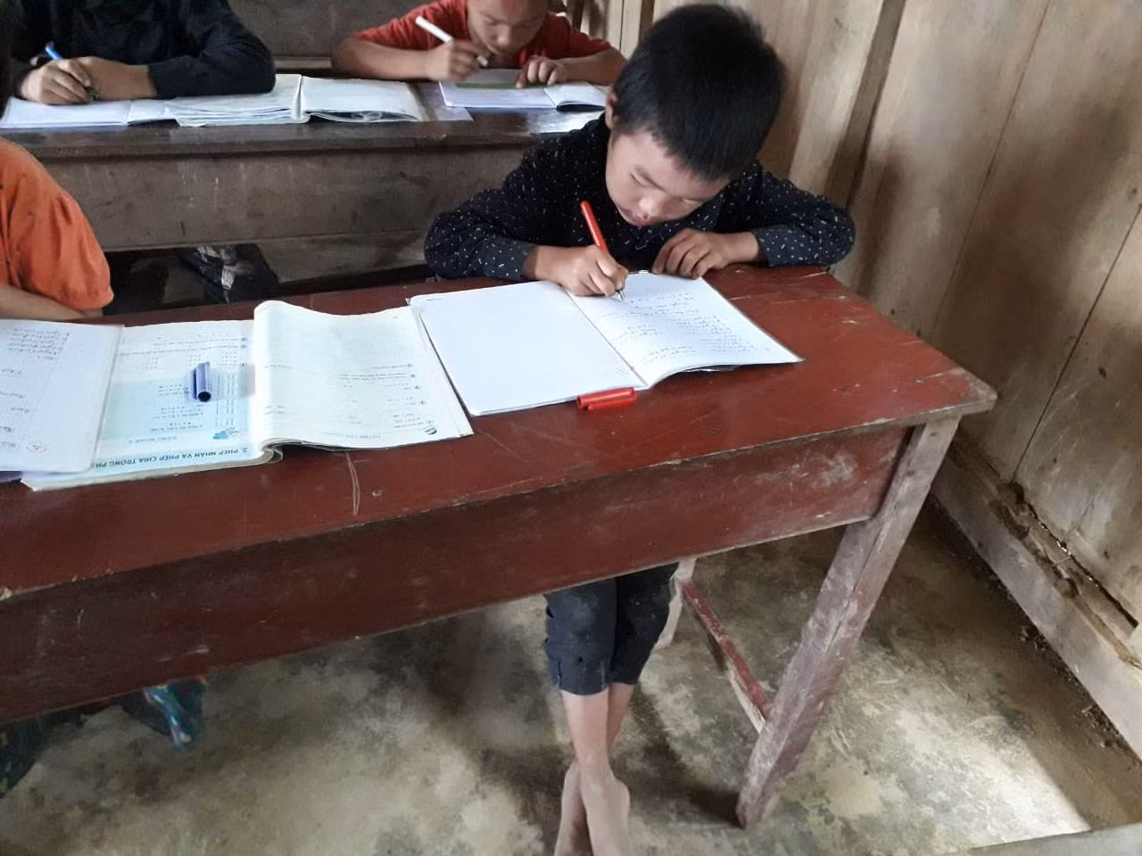 Khi chuyến xe thồ hàng vào được tận trường trong bản thì cũng là lúc cả cô và trò lấm lem bùn đất từ đầu đến chân. (Ảnh: Nhân vật cung cấp)
