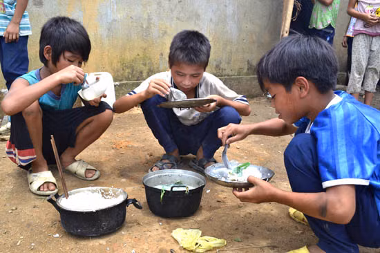 Bữa cơm của học sinh nội trú vùng cao (Ảnh và chú thích: Baoquangngai.vn)