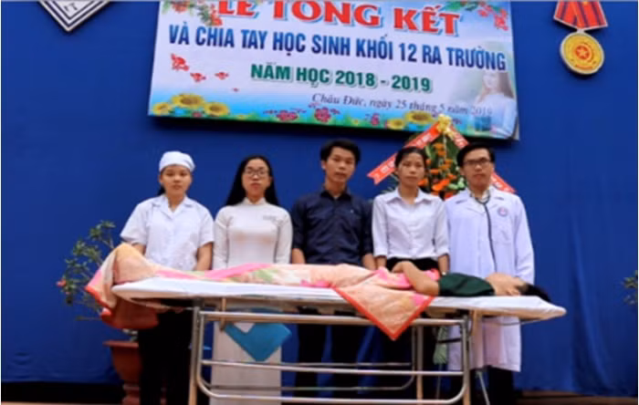 Hình ảnh vở kịch "Nghĩa cử cao đẹp của thiếu tá Lê Hải Ninh và gia đình"
