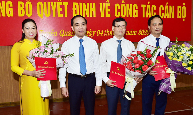 Bí thư Tỉnh ủy Tuyên Quang Chẩu Văn Lâm chúc mừng các cán bộ được Thủ tướng Chính phủ phê chuẩn chức vụ mới. Bí thư Tỉnh ủy Tuyên Quang Chẩu Văn Lâm chúc mừng các cán bộ được Thủ tướng Chính phủ phê chuẩn chức vụ mới.