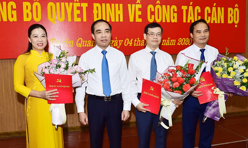 Bí thư Tỉnh ủy Tuyên Quang Chẩu Văn Lâm chúc mừng các cán bộ được Thủ tướng Chính phủ phê chuẩn chức vụ mới. Bí thư Tỉnh ủy Tuyên Quang Chẩu Văn Lâm chúc mừng các cán bộ được Thủ tướng Chính phủ phê chuẩn chức vụ mới.