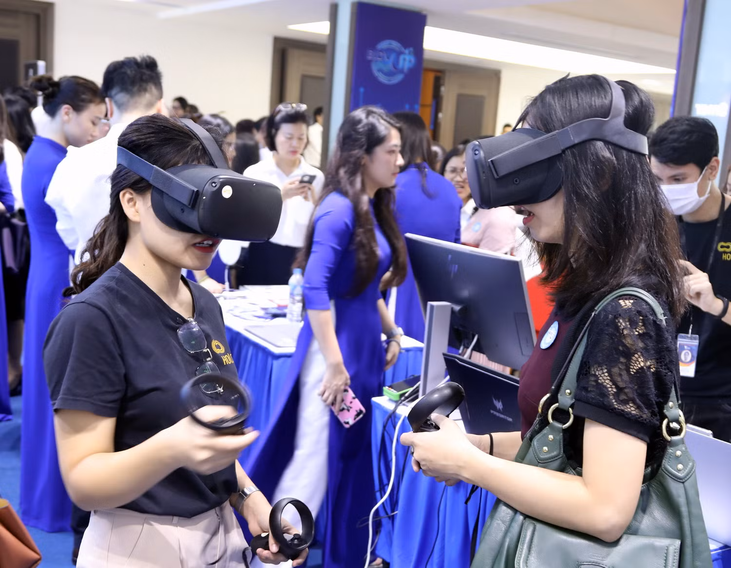 Khách hàng trải nghiệm công nghệ số của BIDV như công nghệ eKYC, đeo kính VR để xem các dự án nhà ở đang được giới thiệu tại BIDV Home. Khách hàng trải nghiệm công nghệ số của BIDV như công nghệ eKYC, đeo kính VR để xem các dự án nhà ở đang được giới thiệu tại BIDV Home.