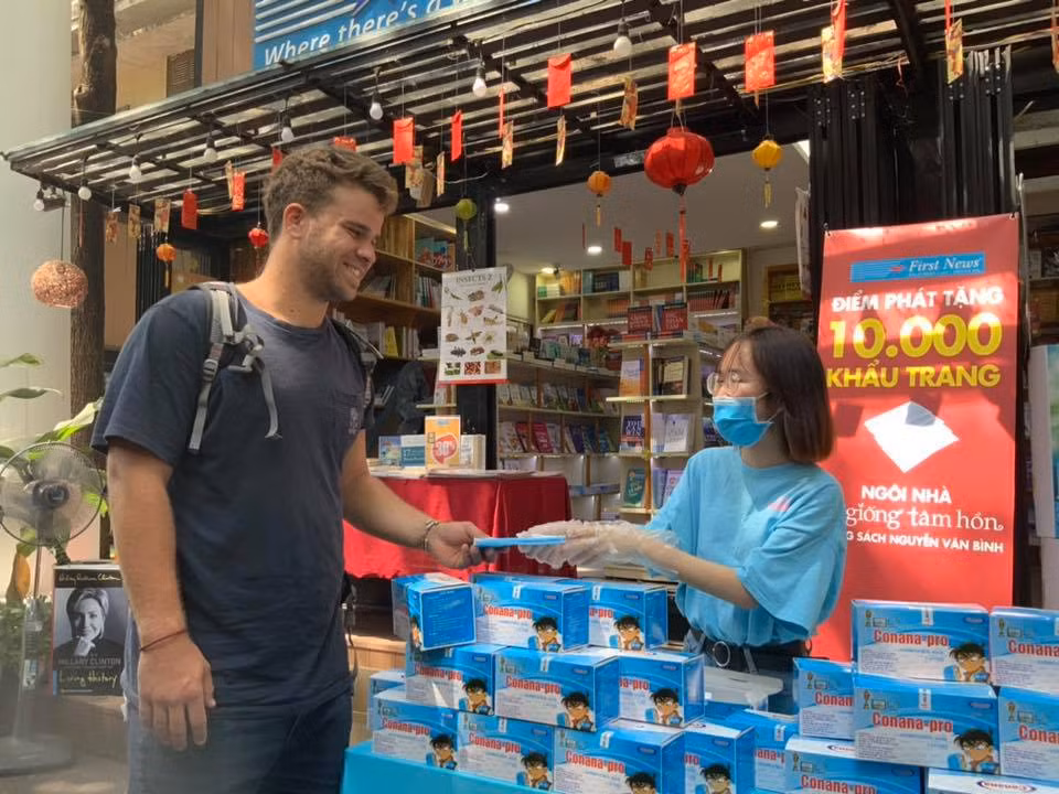 Hoạt động phát khẩu trang miễn phí của First News để lại ấn tượng đẹp về Việt Nam cho nhiều khách du lịch