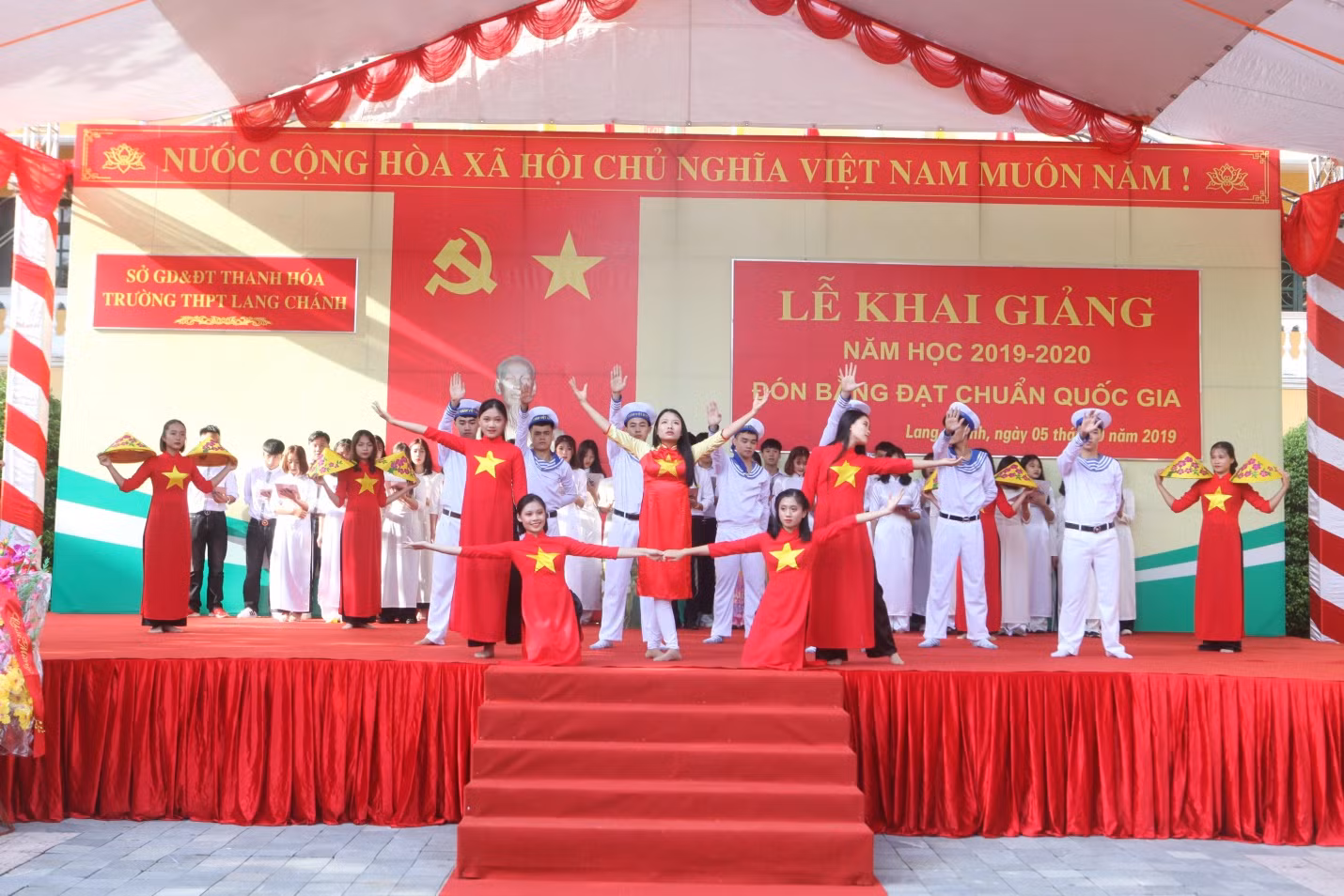 Lễ khai giảng năm học 2019 – 2020, đón Bằng công nhận trường đạt chuẩn quốc gia của trường Trung học phổ thông Lang Chánh, Thanh Hóa (Ảnh: Cổng thông tin điện tử nhà trường)