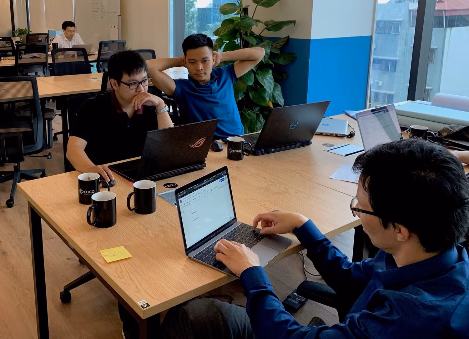 Nguyễn Đức Tùng (áo xanh, bên phải) học được cách tư duy của một nhà nghiên cứu khoa học cấp quốc tế tại VinAI.