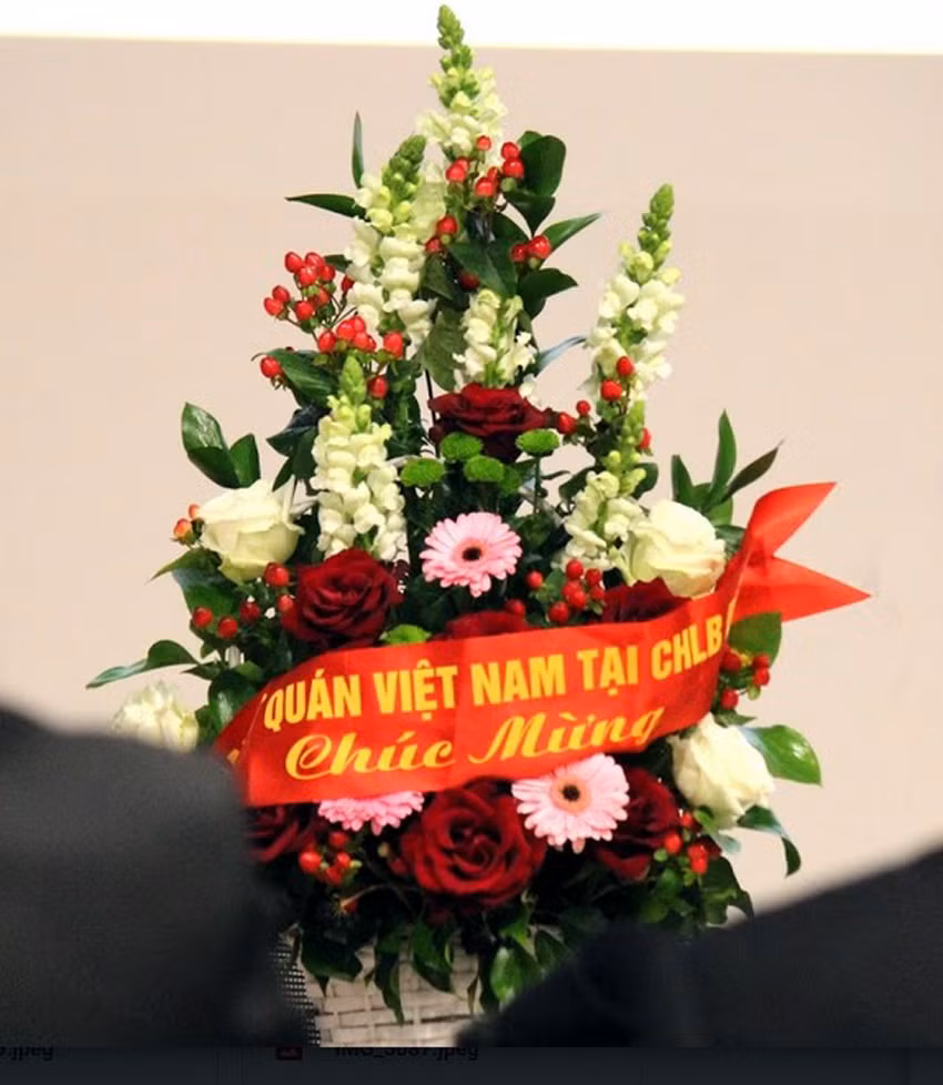 Lẵng hoa chúc mừng của Đại sứ quán Việt Nam tại Cộng hoà Liên bang Đức Lẵng hoa chúc mừng của Đại sứ quán Việt Nam tại Cộng hoà Liên bang Đức
