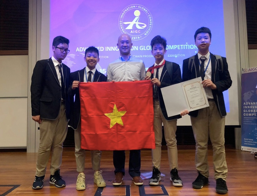 Học sinh Xuân Lâm, Gia Nam, Phú Thành, Nguyên Sang (8G0) trong cuộc thi AIGC tại Singapore