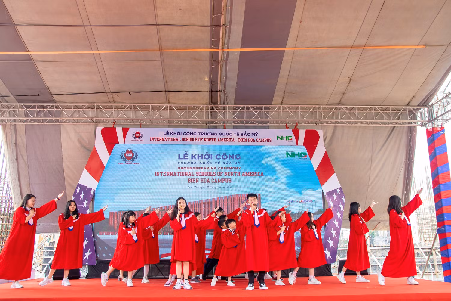 Tập thể học sinh SNA hòa giọng trong ca khúc “Đại bàng con”.