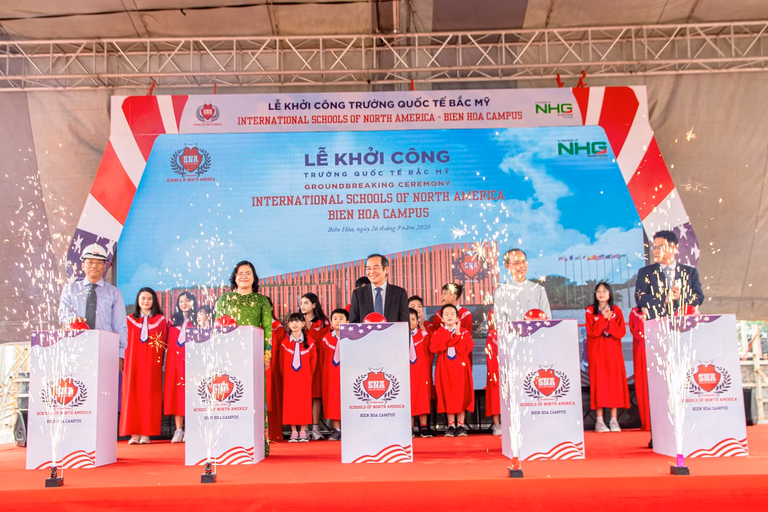 Đại diện lãnh đạo Uỷ ban nhân dân tỉnh Đồng Nai, Thành phố Biên Hòa, Sở Ban Ngành địa phương, các đối tác cùng đại diện Tập đoàn giáo dục Nguyễn Hoàng thực hiện nghi thức khởi công Trường Quốc tế Bắc Mỹ - SNA Biên Hòa.