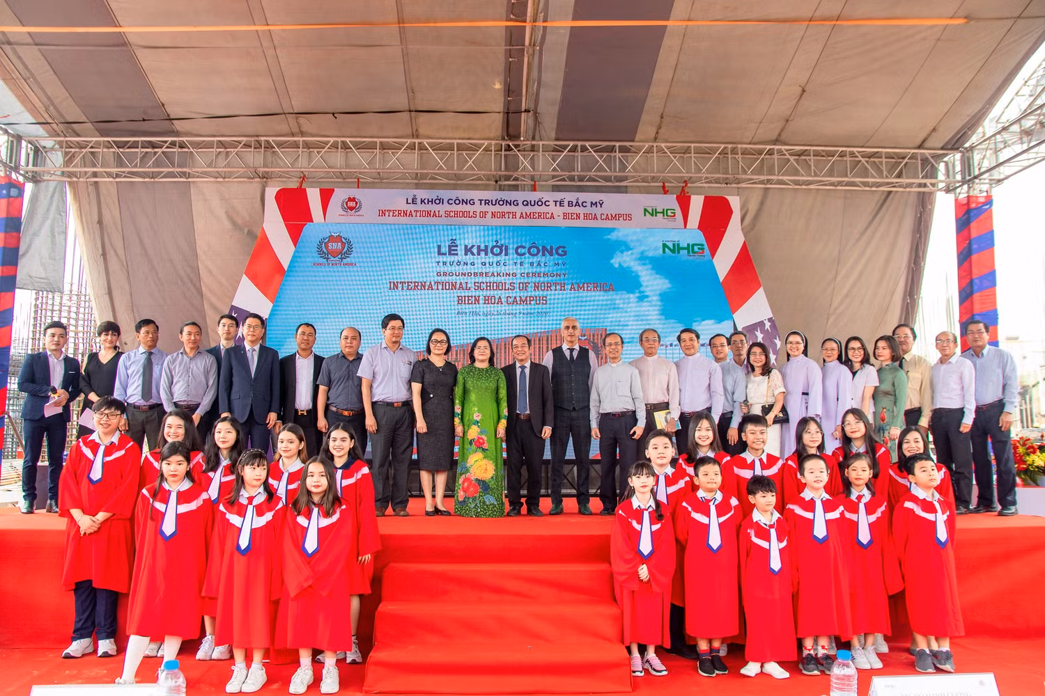 Tập thể lãnh đạo, khách mời, giáo viên và học sinh SNA chụp hình lưu niệm nhân sự kiện đặc biệt.