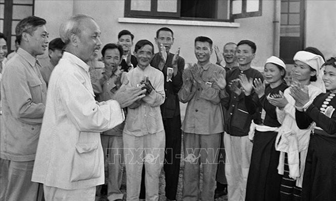 Bác Hồ khẳng định, để đánh bại các thế lực đế quốc, thực dân giải phóng dân tộc, giải phóng giai cấp và giải phóng con người, nếu chỉ có tinh thần yêu nước thôi là chưa đủ, cách mạng muốn thành công và “thành công đến nơi," phải tập hợp tất cả các lực lượng, xây dựng được khối đại đoàn kết dân tộc bền vững. Trong ảnh: Hồ Chủ tịch nói chuyện thân mật với các Anh hùng, Chiến sĩ thi đua ngành nông nghiệp về dự Đại hội liên hoan Anh hùng chiến sĩ thi đua ngành nông nghiệp và đổi công toàn quốc (23/05/1957) trong giờ nghỉ. Ảnh: Tư liệu TTXVN
