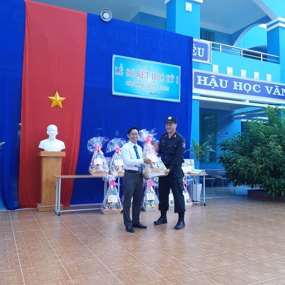 Đồng chí Nguyễn Tứ Hải, Bí thư Đoàn cơ sở Cảnh sát cơ động, Công an Bà Rịa – Vũng Tàu trao quà xuân cho giáo viên Trường Trung học cơ sở Bưng Riềng