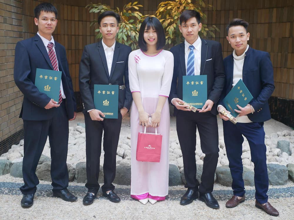 Phạm Minh Phương, sinh viên năm cuối trường Kế toán chuyên môn Oji chụp ảnh cùng các bạn trong buổi lễ tốt nghiệp của Viện Nhật ngữ TIJ (Ảnh: Nhân vật cung cấp). Phạm Minh Phương, sinh viên năm cuối trường Kế toán chuyên môn Oji chụp ảnh cùng các bạn trong buổi lễ tốt nghiệp của Viện Nhật ngữ TIJ (Ảnh: Nhân vật cung cấp).