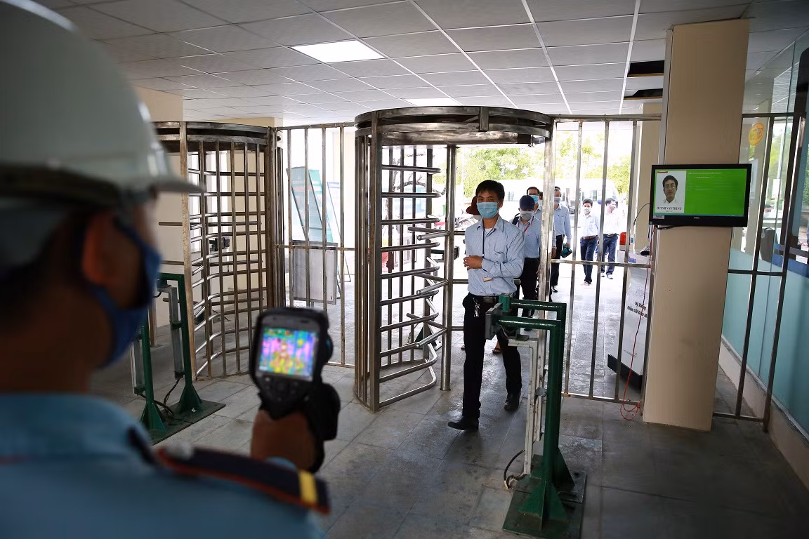 Nhân sự BSR phải đeo khẩu trang suốt quá trình ngồi trên xe buýt, di chuyển trong khuân viên Nhà máy, khi làm việc và được đo thân nhiệt. Nhân sự BSR phải đeo khẩu trang suốt quá trình ngồi trên xe buýt, di chuyển trong khuân viên Nhà máy, khi làm việc và được đo thân nhiệt.