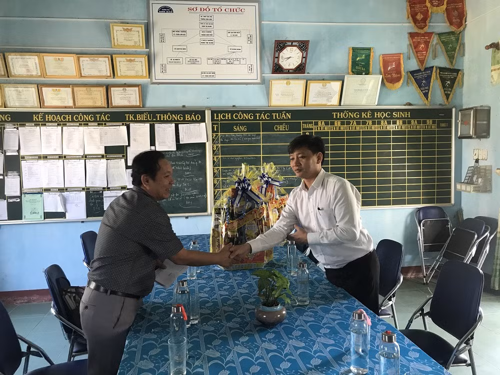 Sở Giáo dục và Đào tạo Quảng Ngãi tặng quà Tết cho các giáo viên vùng cao. (Ảnh do tác giả cung cấp)