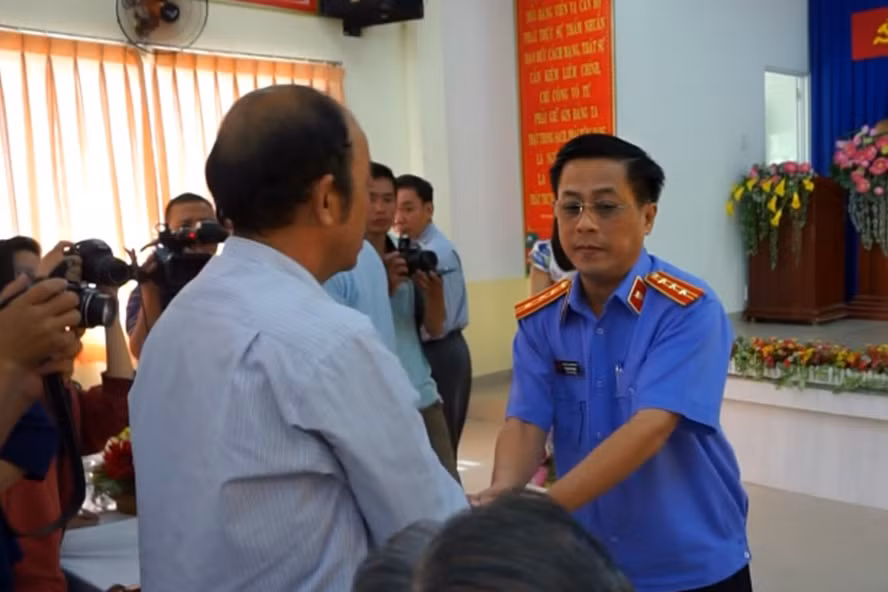 Câu chuyện về lời xin lỗi từng tốn nhiều giấy mực của báo chí. (Ảnh: Laodong.vn) Câu chuyện về lời xin lỗi từng tốn nhiều giấy mực của báo chí. (Ảnh: Laodong.vn)