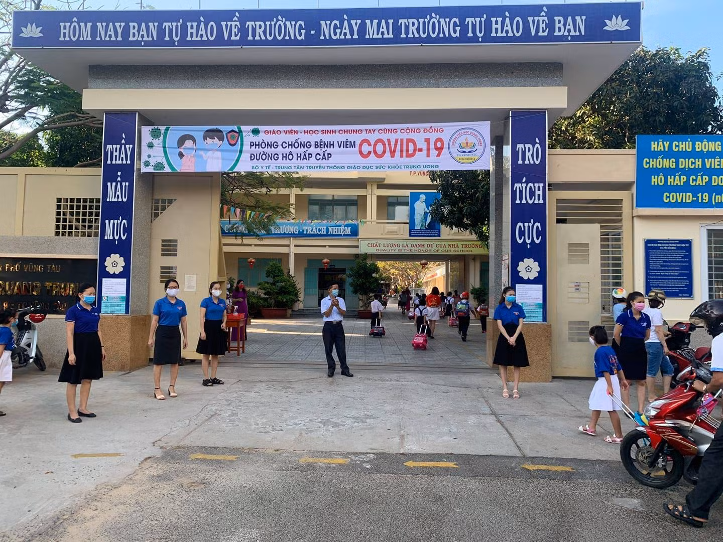 Trường Tiểu học Quang Trung (thành phố Vũng Tàu) đón học sinh đến trường sau kỳ nghỉ học phòng dịch Covid-19. (Ảnh do tác giả cung cấp)