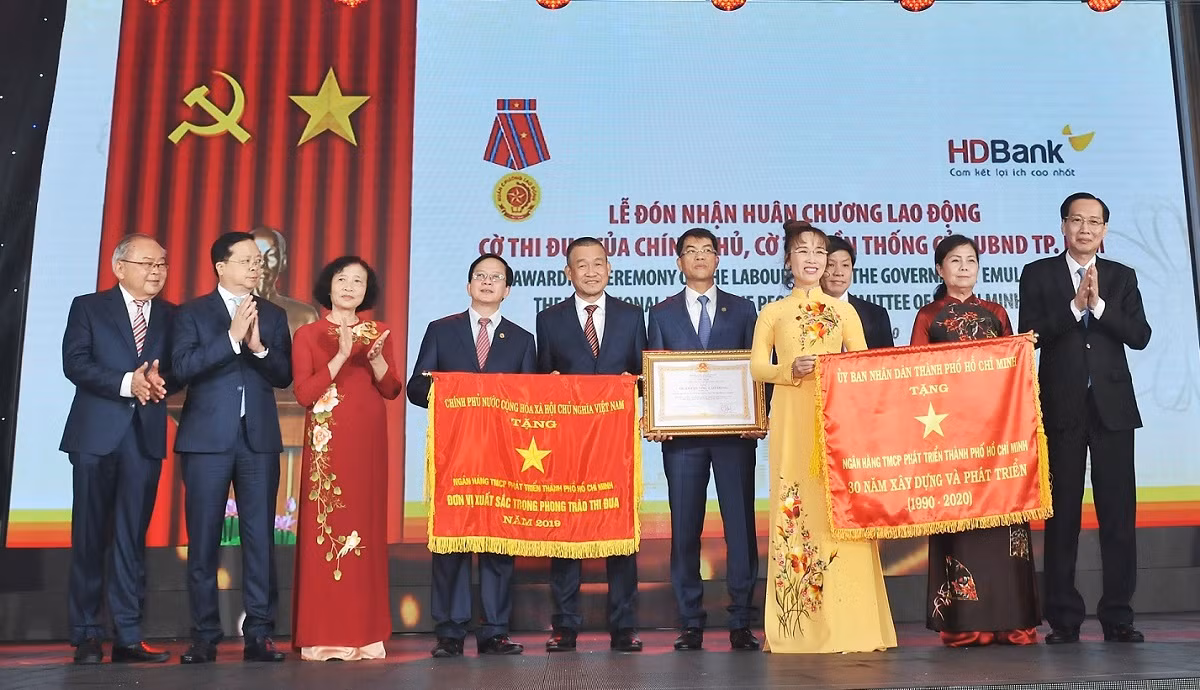 Ông Lê Thanh Liêm - Ủy viên Ban thường vụ Thành ủy, Phó Chủ tịch thường trực Ủy ban nhân dân Thành phố Hồ Chí Minh trao Cờ Truyền thống cho Ban Lãnh đạo HDBank. Ông Lê Thanh Liêm - Ủy viên Ban thường vụ Thành ủy, Phó Chủ tịch thường trực Ủy ban nhân dân Thành phố Hồ Chí Minh trao Cờ Truyền thống cho Ban Lãnh đạo HDBank.