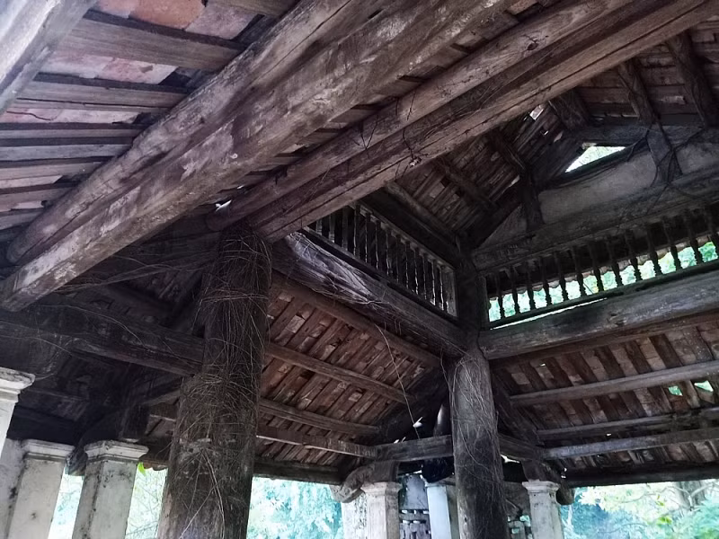 Mái thủy đình 8 mái rêu phong mục nát.