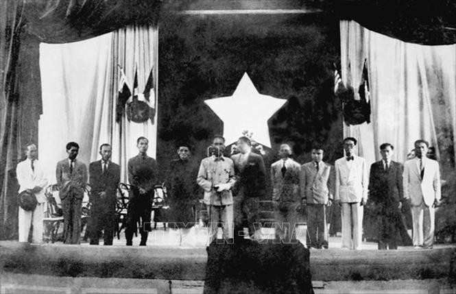 Trong cuộc Tổng tuyển đầu tiên bầu Quốc hội khoá I, để mở rộng khối đại đoàn kết toàn dân, Chủ tịch Hồ Chí Minh và Tổng bộ Việt Minh quyết định mời tất cả những người ngoài Mặt trận Việt Minh cùng đứng chung danh sách ứng cử. Hành động này chứng tỏ Chính phủ và Việt Minh luôn luôn tôn trọng quyền tự do dân chủ của nhân dân, tôn trọng người tài năng, đoàn kết mọi lực lượng yêu nước, thiện tâm thiên chí vì quyền lợi tối cao của dân tộc. Và cuộc Tổng tuyển cử đầu tiên ở Việt Nam đã hoàn toàn thắng lợi. Trong ảnh: Chủ tịch Hồ Chí Minh cùng các thành viên của Chính phủ tuyên thệ nhậm chức tại Kỳ họp thứ nhất, Quốc hội khóa I (2/3/1946). Ảnh: Tư liệu/TTXVN