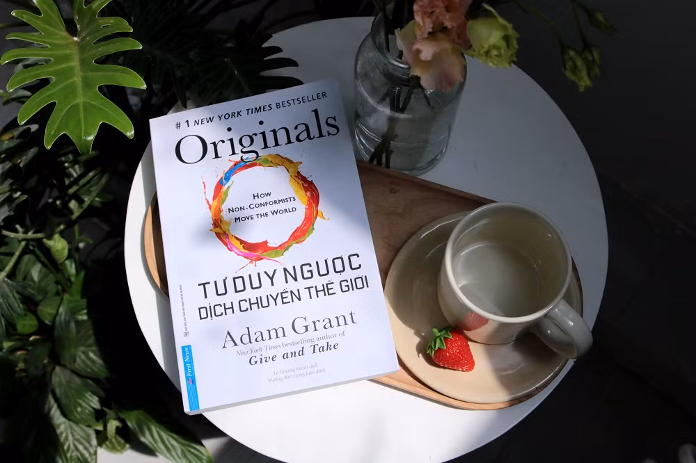 Cuốn sách “Tư duy ngược dịch chuyển thế giới”.