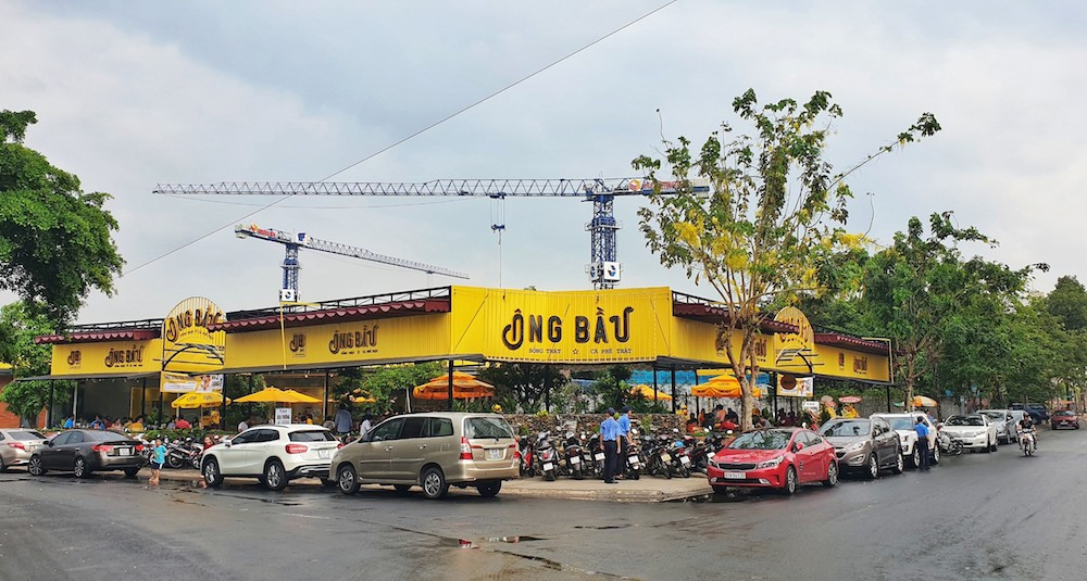 Tọa lạc trên đường Hoàng Văn Thụ, với diện tích 750m2 và 3 mặt tiền được đưa vào sử dụng, đây cũng là quán cà phê lớn nhất trong chuỗi Ông Bầu tính đến thời điểm hiện tại.