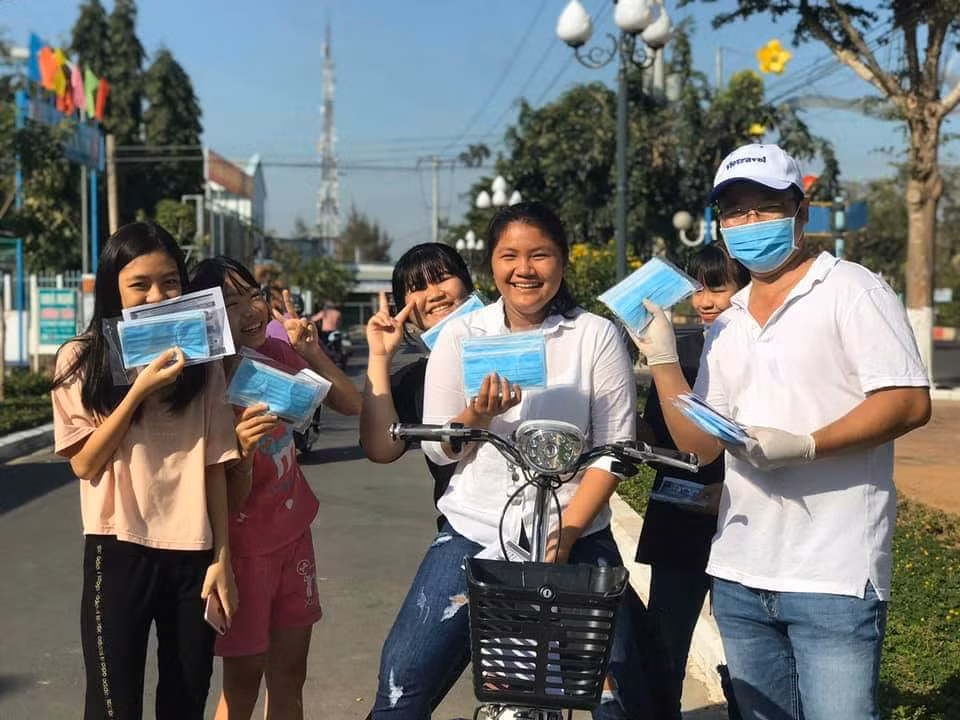 Học sinh vui vẻ sau khi nhận được khẩu trang y tế miễn phí Học sinh vui vẻ sau khi nhận được khẩu trang y tế miễn phí
