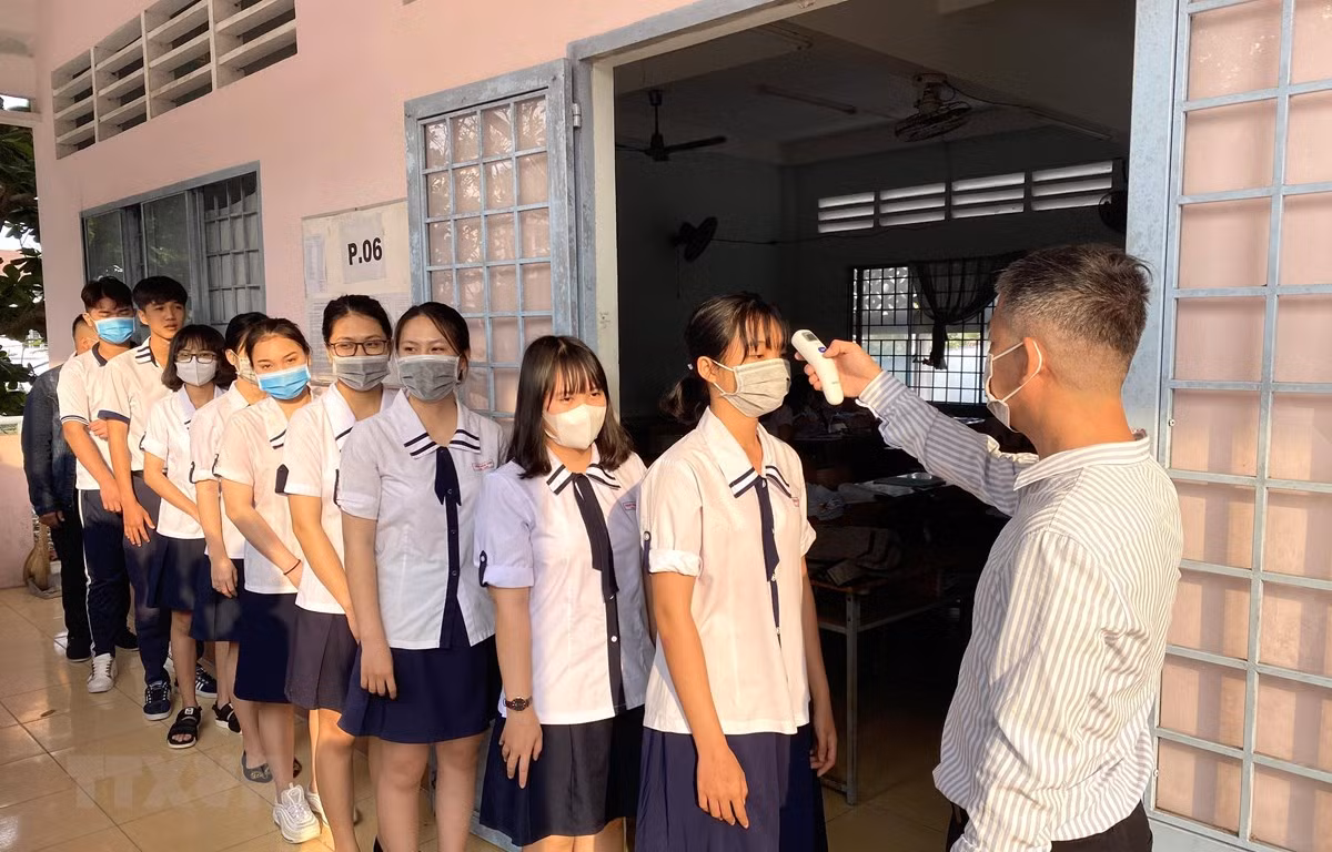 Học sinh tại Vĩnh Long được đo thân nhiệt. (Ảnh: TTXVN) Học sinh tại Vĩnh Long được đo thân nhiệt. (Ảnh: TTXVN)