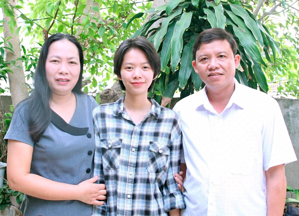 Với Hiền Thảo, tự học chính là cách giúp bố mẹ giảm bớt gánh nặng chi phí học tập. (Ảnh: Nhân vật cung cấp)