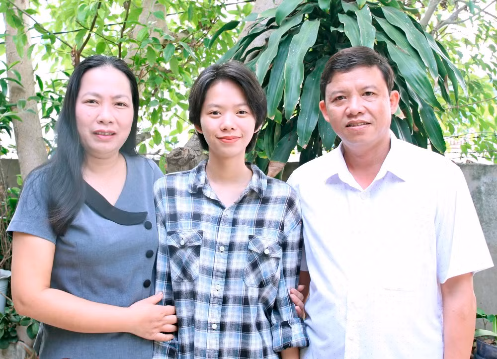 Với Hiền Thảo, tự học chính là cách giúp bố mẹ giảm bớt gánh nặng chi phí học tập. (Ảnh: Nhân vật cung cấp) Với Hiền Thảo, tự học chính là cách giúp bố mẹ giảm bớt gánh nặng chi phí học tập. (Ảnh: Nhân vật cung cấp)