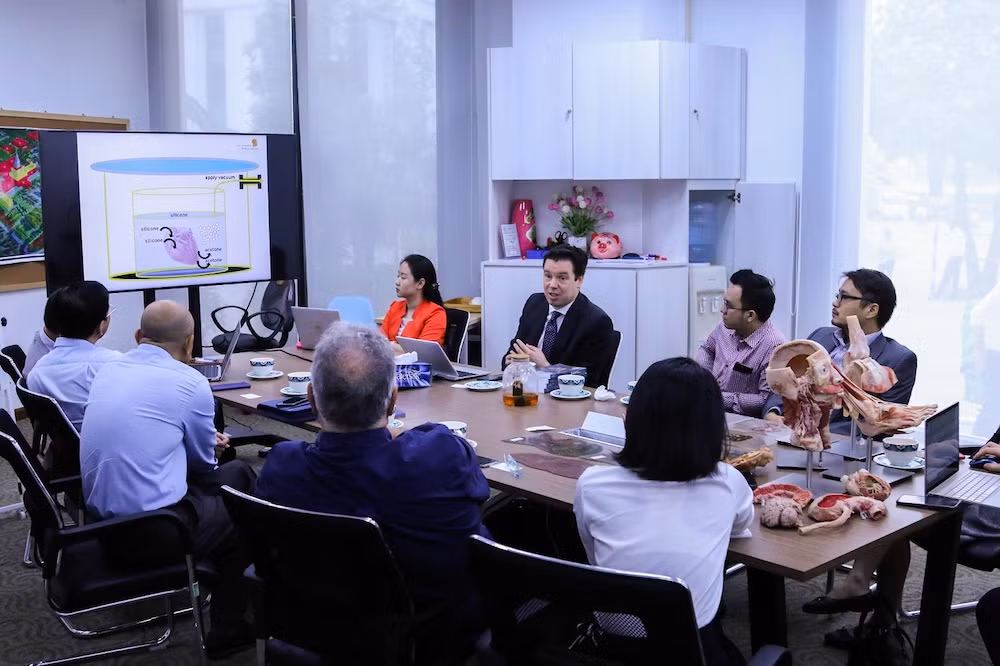 Các giáo sư, giảng viên ngành Khoa học sức khỏe trong một buổi trao đổi chuyên môn với các chuyên gia Cộng hoà Liên bang Đức