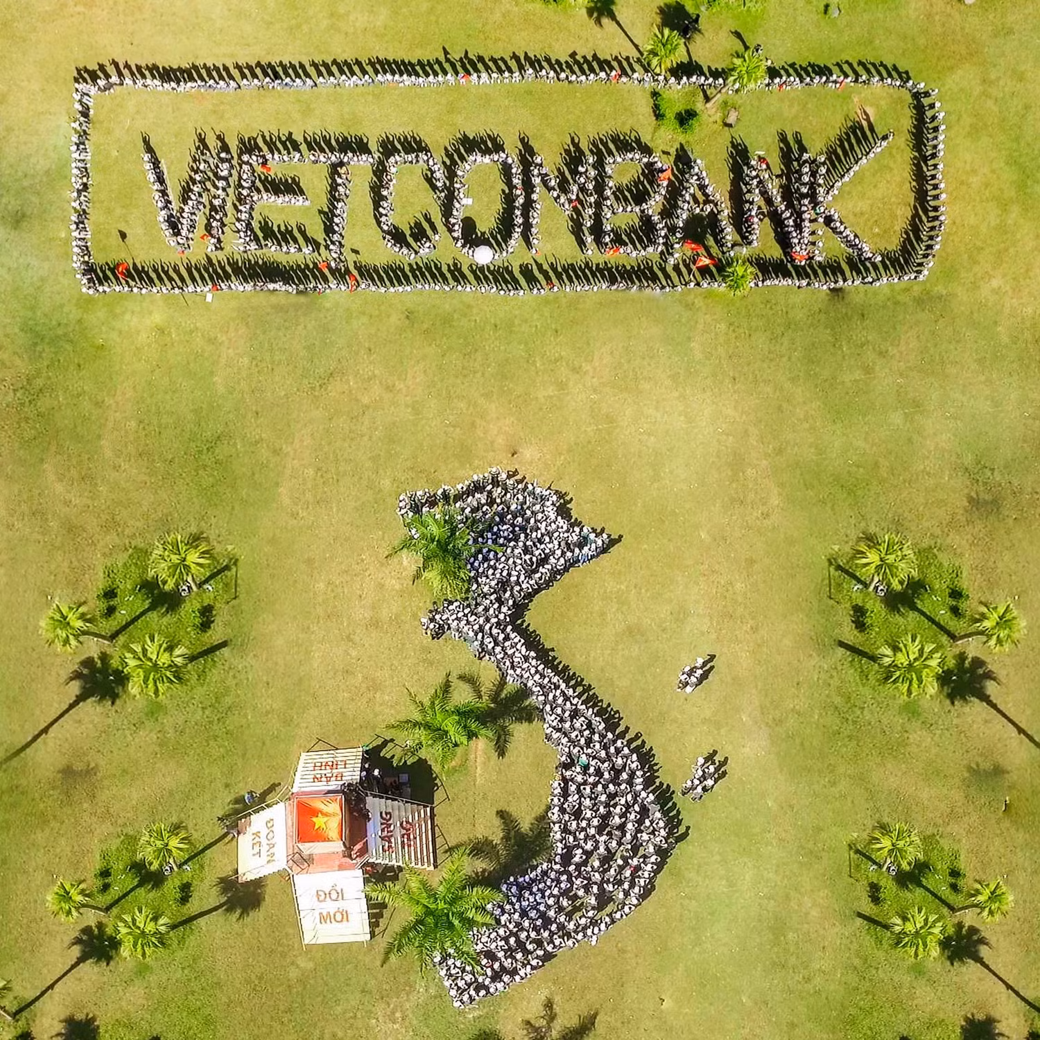 Hơn 700 đoàn viên thanh niên Vietcombank đã chung sức xếp thành hình bản đồ Việt Nam và thương hiệu Vietcombank.