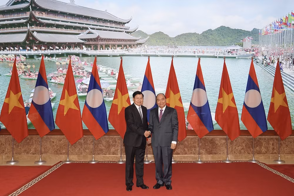 Thủ tướng Nguyễn Xuân Phúc và Thủ tướng Cộng hoà Dân chủ Nhân dân Lào Thongloun Sisoulith. Ảnh: VGP/Quang Hiếu Thủ tướng Nguyễn Xuân Phúc và Thủ tướng Cộng hoà Dân chủ Nhân dân Lào Thongloun Sisoulith. Ảnh: VGP/Quang Hiếu