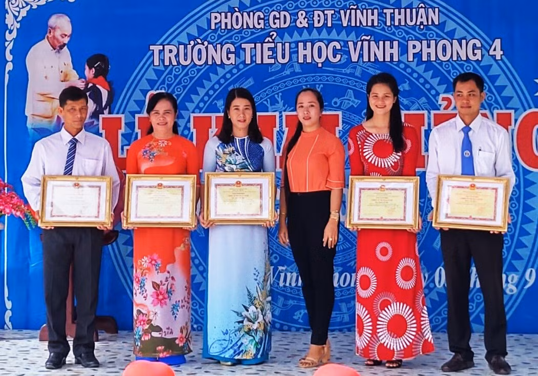 Những điều đã đánh mất của Hiệu trưởng “đóng kịch” nhận danh hiệu thi đua ảnh 2