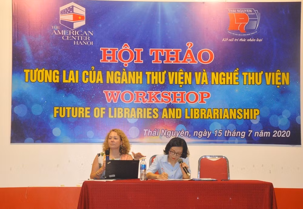 Bà Paula Kitendaugh (bên trái) trao đổi về vấn đề thư viện cần thay đổi như thế nào trong thời đại công nghệ 4.0
