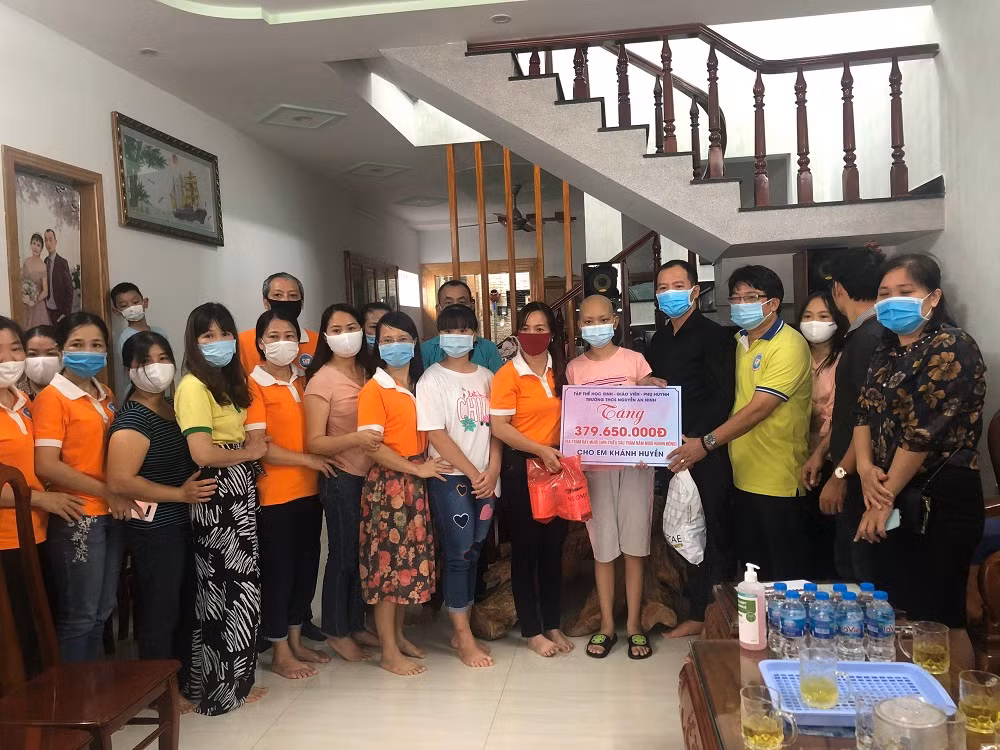 Thầy trò chung sức nâng bước học sinh bị bệnh hiểm nghèo tới trường ảnh 1