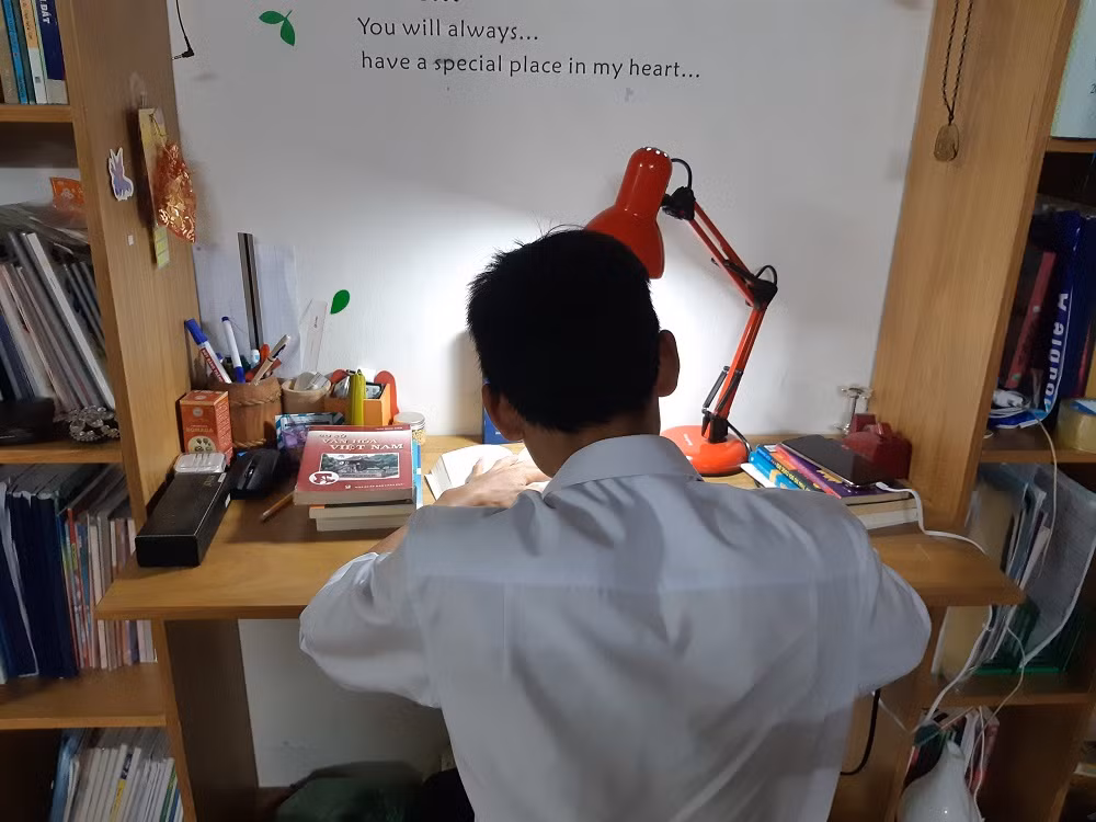 Thi tuyển vào hệ chất lượng cao, song bằng là cuộc đua căng thẳng với nhiều học sinh, phụ huynh (Ảnh: PM)