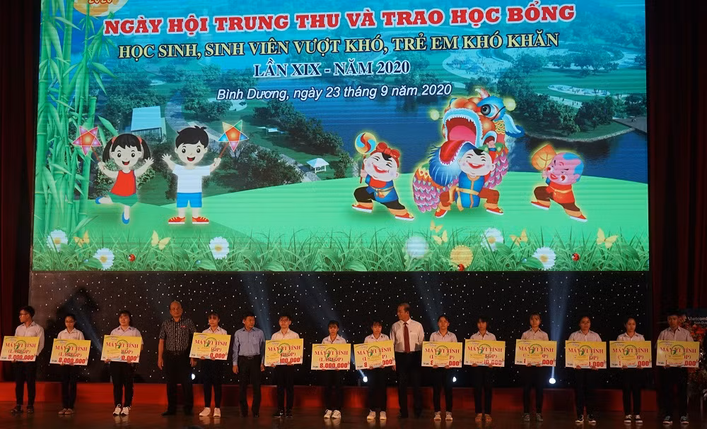 Những phần học bổng được trao cho các em học sinh có hoàn cảnh khó khăn.