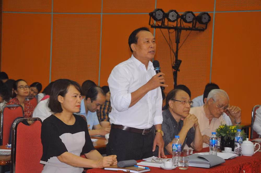Ông Nguyễn Hữu Giới – Chủ tịch Hội Thư viện Việt Nam trao đổi tại Hội thảo.