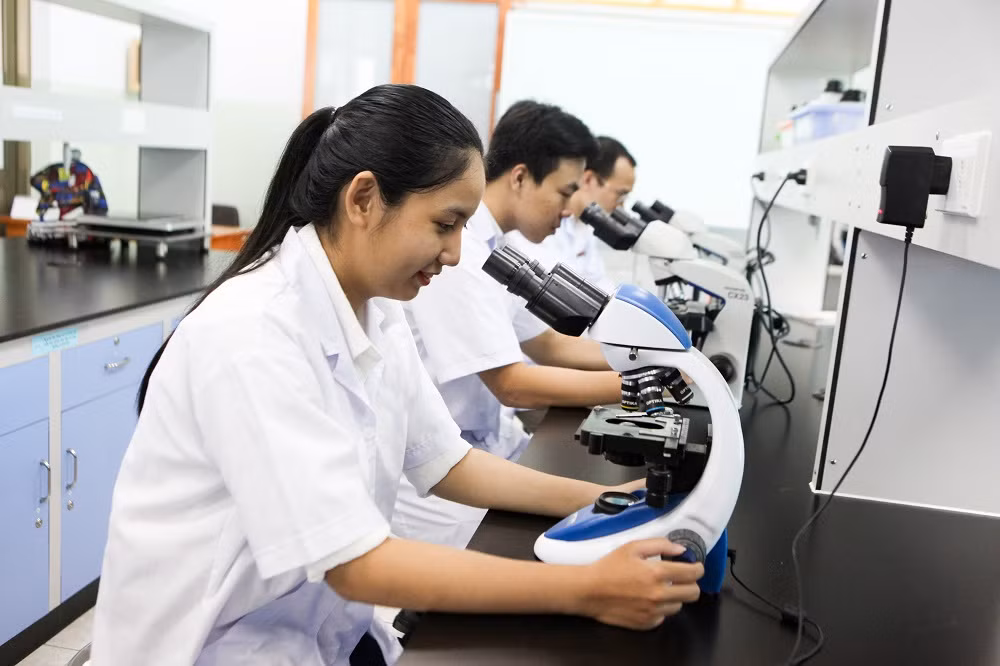 Từ 2009, Trường Đại học Tôn Đức Thắng đã chuẩn bị việc nghiên cứu theo chuẩn quốc tế và đầu tư các phòng thí nghiệm trọng điểm Từ 2009, Trường Đại học Tôn Đức Thắng đã chuẩn bị việc nghiên cứu theo chuẩn quốc tế và đầu tư các phòng thí nghiệm trọng điểm