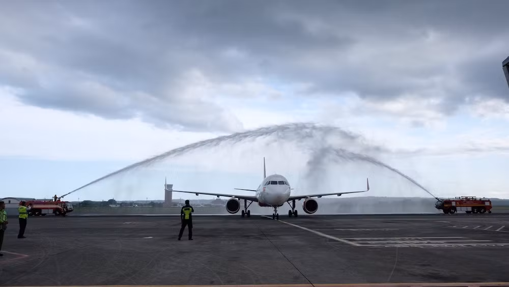 Sân bay quốc tế Ngurah Rai chào đón chuyến bay thẳng đầu tiên Hà Nội - Bali của Vietjet Sân bay quốc tế Ngurah Rai chào đón chuyến bay thẳng đầu tiên Hà Nội - Bali của Vietjet