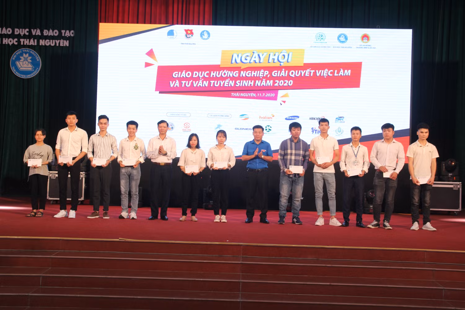 Ban tổ chức đã tuyên dương và trao 25 suất học bổng cho các em học sinh, sinh viên có hoàn cảnh khó khăn vươn lên trong học tập. ảnh: TN.