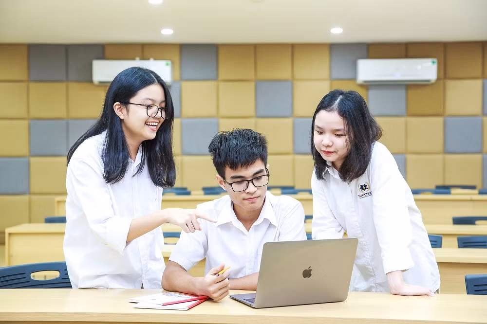 Nhóm học sinh cùng thảo luận bài tập nhóm tại giảng đường của Vinschool