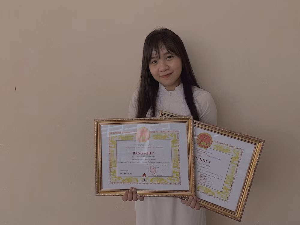 Bạn Hoàng Ngọc Mỹ Tiên nhận Bằng khen của Chủ tịch Uỷ ban nhân dân tỉnh Bà Rịa - Vũng Tàu