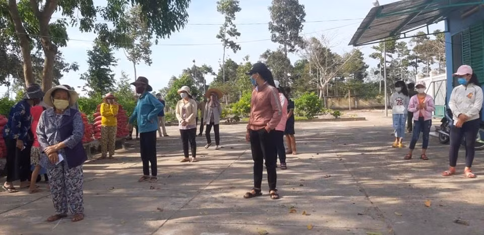 Người đến nhận quà được bố trí đứng cách nhau theo tinh thần giãn cách xã hội