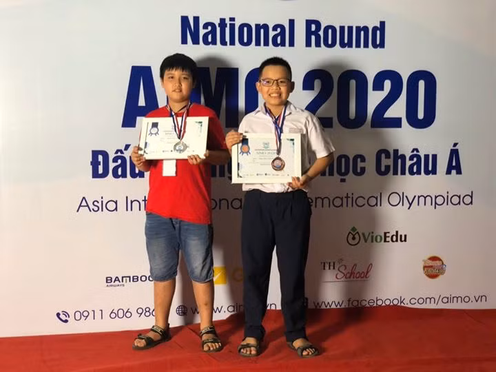 Em Nguyễn Đăng Sỹ Hoàng (bên trái) và em Đặng Phạm Quốc Cường học sinh lớp 6.4 - Trường Trung học cơ sở Nguyễn An Ninh thành phố Vũng Tàu (Ảnh kỷ yếu nhà trường)