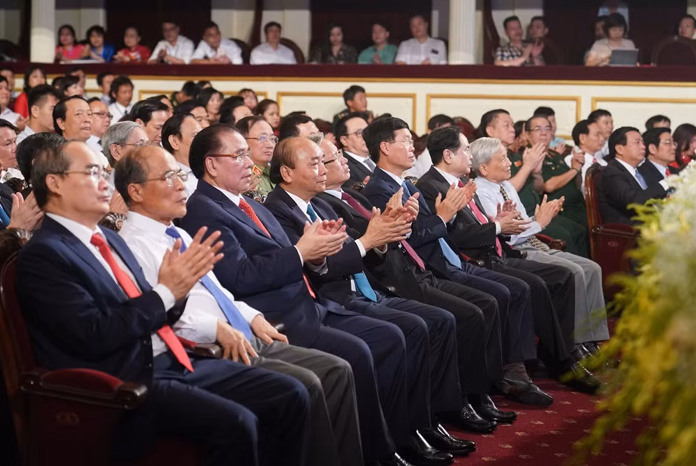 Các đồng chí lãnh đạo Đảng, Nhà nước dự buổi lễ. (Ảnh: VGP/Quang Hiếu) Các đồng chí lãnh đạo Đảng, Nhà nước dự buổi lễ. (Ảnh: VGP/Quang Hiếu)