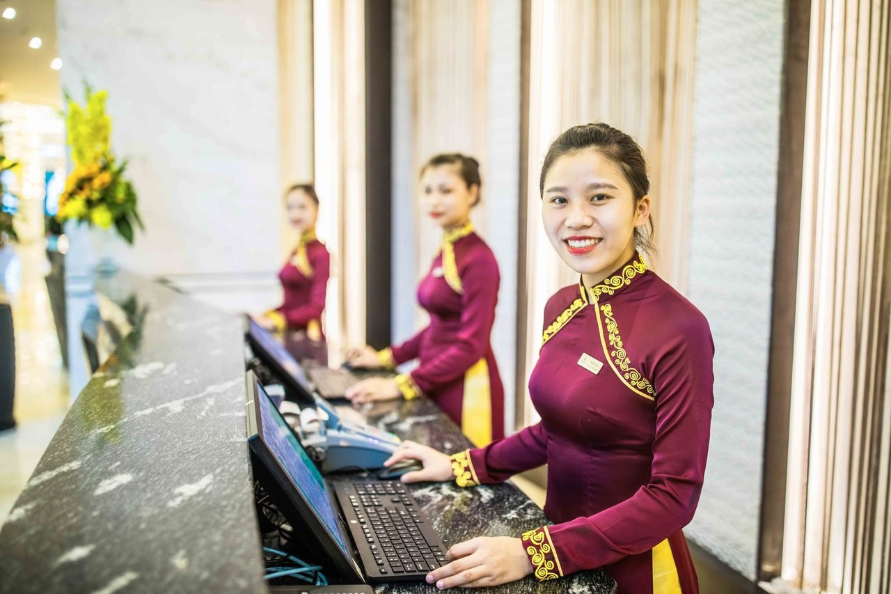 VinHR đã được triển khai áp dụng tại Vinpearl, tiếp sau đó là VinSmart và VinFast. VinHR đã được triển khai áp dụng tại Vinpearl, tiếp sau đó là VinSmart và VinFast.