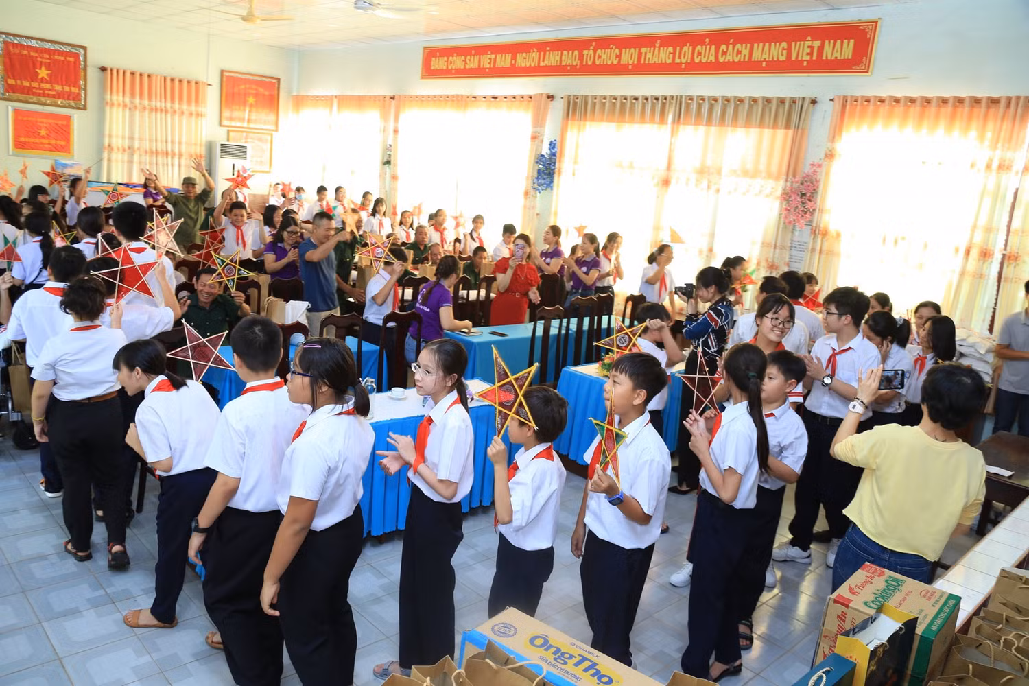 Các em học sinh tổ chức lễ rước ông Trăng cùng các bác thương bệnh binh. Các em học sinh tổ chức lễ rước ông Trăng cùng các bác thương bệnh binh.