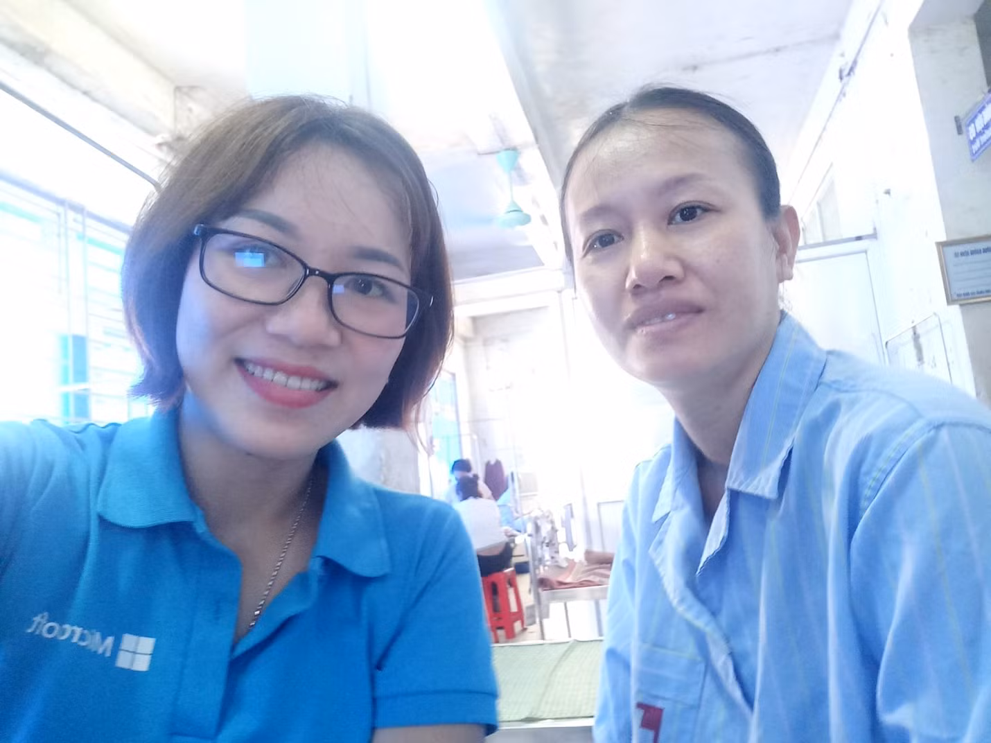 Cô Hà Vinh Tâm, Chuyên gia giáo dục Microsoft Việt Nam vào thăm cô giáo Cao Thị Bình tại bệnh viện (Ảnh: CTV)